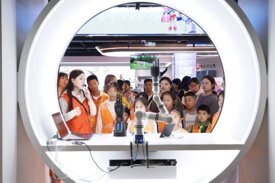 10��25�����㽭ʡ���ꃺͯ����ˇ�g(sh��)��ِ�@����ͯ���M(j��n)��������δ���Ƽ��w�(y��n)���ģ��H���w�(y��n)��ˇ�g(sh��)+�Ƽ����Ŀ���������D�郺ͯ���^�����C(j��)е�ۺ͙C(j��)е�֡�(�DƬ��Դ��������)