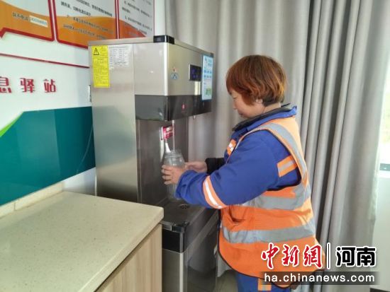 �D����⹤�����ڳ����Aվ�ܺ��ӟ�ˮ�������г��й����ֹ��D